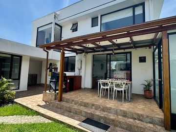 CASA CUMBAYA 5 HABITACIONES PISICNA