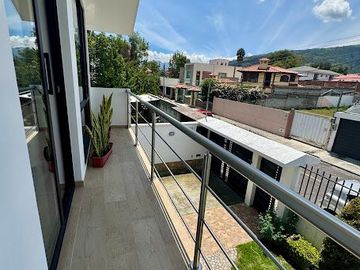 CASA CUMBAYA 5 HABITACIONES PISICNA