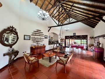 En Venta Propiedad Comercial con Amplio Terreno en Azogues Sector Javier Loyola