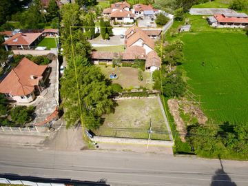 En Venta Propiedad Comercial con Amplio Terreno en Azogues Sector Javier Loyola