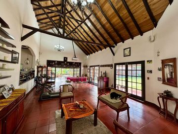 En Venta Propiedad Comercial con Amplio Terreno en Azogues Sector Javier Loyola