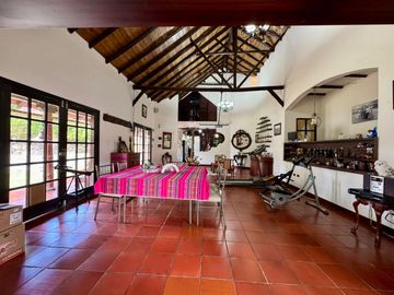 En Venta Propiedad Comercial con Amplio Terreno en Azogues Sector Javier Loyola