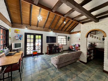 En Venta Propiedad Comercial con Amplio Terreno en Azogues Sector Javier Loyola