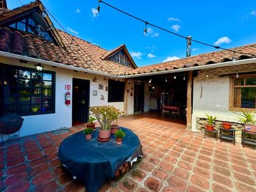 En Venta Propiedad Comercial con Amplio Terreno en Azogues Sector Javier Loyola