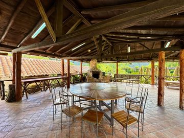 En Venta Propiedad Comercial con Amplio Terreno en Azogues Sector Javier Loyola