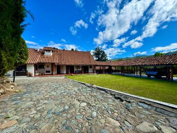 En Venta Propiedad Comercial con Amplio Terreno en Azogues Sector Javier Loyola