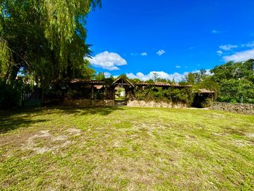 En Venta Propiedad Comercial con Amplio Terreno en Azogues Sector Javier Loyola