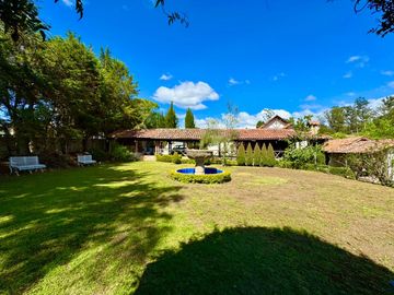 En Venta Propiedad Comercial con Amplio Terreno en Azogues Sector Javier Loyola
