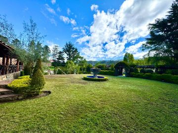 En Venta Propiedad Comercial con Amplio Terreno en Azogues Sector Javier Loyola