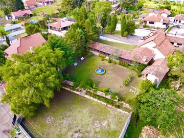 En Venta Propiedad Comercial con Amplio Terreno en Azogues Sector Javier Loyola