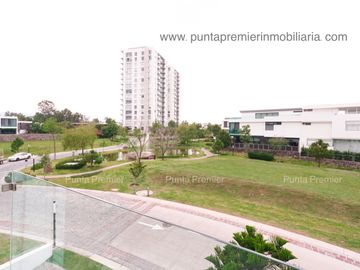 Residencia de Lujo en Venta en Puerta Las Lomas con Elevador Zona Andares
