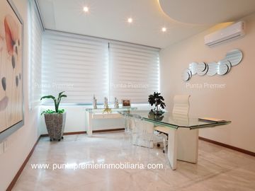 Residencia de Lujo en Venta en Puerta Las Lomas con Elevador Zona Andares