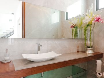 Residencia de Lujo en Venta en Puerta Las Lomas con Elevador Zona Andares