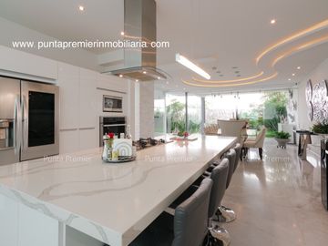 Residencia de Lujo en Venta en Puerta Las Lomas con Elevador Zona Andares