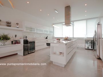 Residencia de Lujo en Venta en Puerta Las Lomas con Elevador Zona Andares