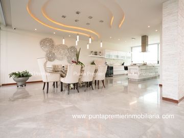 Residencia de Lujo en Venta en Puerta Las Lomas con Elevador Zona Andares