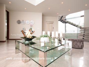Residencia de Lujo en Venta en Puerta Las Lomas con Elevador Zona Andares