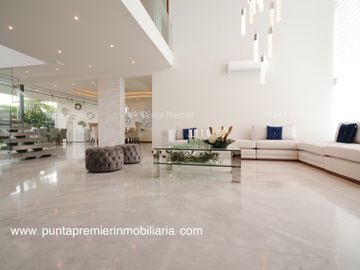 Residencia de Lujo en Venta en Puerta Las Lomas con Elevador Zona Andares