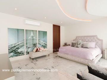 Residencia de Lujo en Venta en Puerta Las Lomas con Elevador Zona Andares