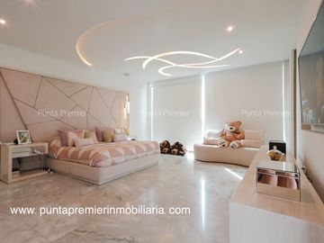 Residencia de Lujo en Venta en Puerta Las Lomas con Elevador Zona Andares