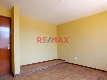 Se Vende Hermosa Casa De 1Er Y 2Do Piso En Bellavista – Oportunidad Única