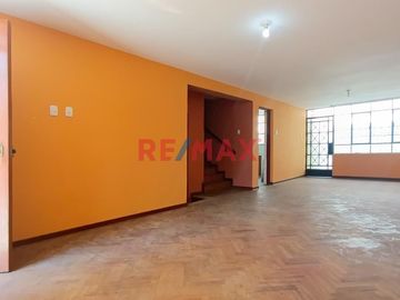 Se Vende Hermosa Casa De 1Er Y 2Do Piso En Bellavista – Oportunidad Única