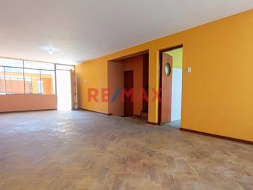 Se Vende Hermosa Casa De 1Er Y 2Do Piso En Bellavista – Oportunidad Única