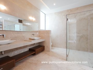 Puerta las Lomas Casa de lujo en venta, Zona Puerta de Hierro Andares Av Universidad Zapopan