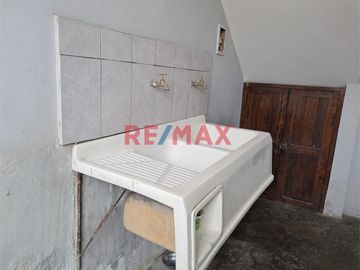 🏡 Casa De 3 Pisos En San Juan De Miraflores - Ideal Para Inversionistas S/. 729,963.00 - $ 199,990.00  ACTIVA Seleccionar Propiedad R