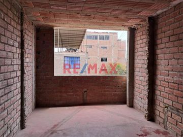 🏡 Casa De 3 Pisos En San Juan De Miraflores - Ideal Para Inversionistas S/. 729,963.00 - $ 199,990.00  ACTIVA Seleccionar Propiedad R