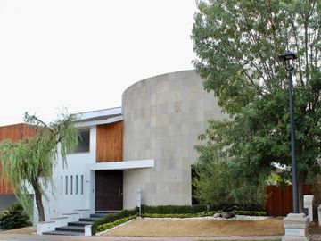 Exclusiva Residencia de Lujo con Amplios Espacios y Entorno Privilegiado en la Vista Country Club