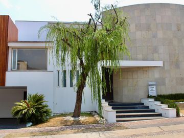 Exclusiva Residencia de Lujo con Amplios Espacios y Entorno Privilegiado en la Vista Country Club