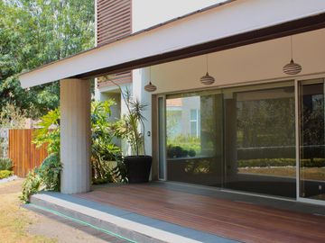 Exclusiva Residencia de Lujo con Amplios Espacios y Entorno Privilegiado en la Vista Country Club