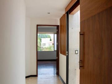 Exclusiva Residencia de Lujo con Amplios Espacios y Entorno Privilegiado en la Vista Country Club