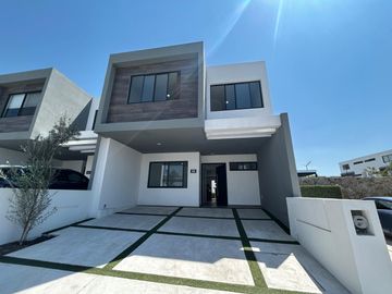 Hermosa y a estrenar casa en venta, con 3 recámaras forma parte de moderno desarrollo ubicado en Zakia Qro JF