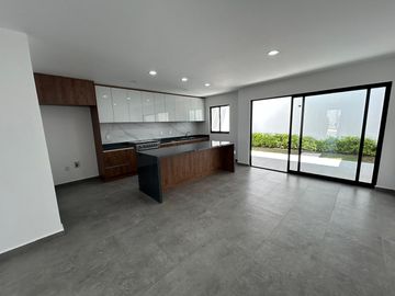 Hermosa y a estrenar casa en venta, con 3 recámaras forma parte de moderno desarrollo ubicado en Zakia Qro JF