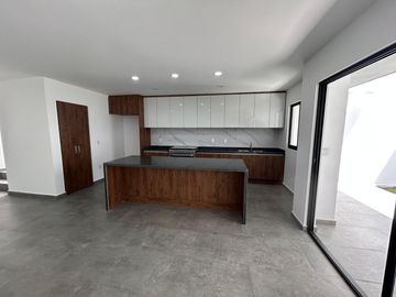 Hermosa y a estrenar casa en venta, con 3 recámaras forma parte de moderno desarrollo ubicado en Zakia Qro JF