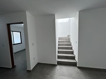 Hermosa y a estrenar casa en venta, con 3 recámaras forma parte de moderno desarrollo ubicado en Zakia Qro JF