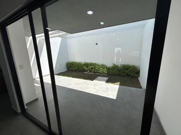 Hermosa y a estrenar casa en venta, con 3 recámaras forma parte de moderno desarrollo ubicado en Zakia Qro JF
