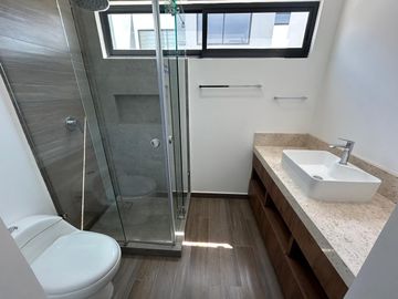 Hermosa y a estrenar casa en venta, con 3 recámaras forma parte de moderno desarrollo ubicado en Zakia Qro JF