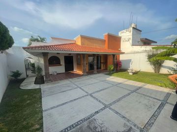 CASA EN AGUA HEDIONDA CON TODOS LOS SERVICIOS