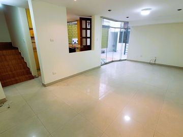 ALQUILO TRIPLEX A LA ENTRADA DE LA VILLA MEDICA
