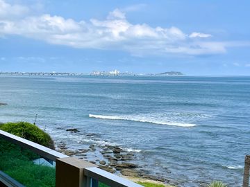 Ballenita - Punta Faro, amplio y moderno departamento frente al mar con balcón y dentro de condominio privado