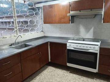 SE RENTA CASA EN SATELITE DENTRO DE UNA CERRADA