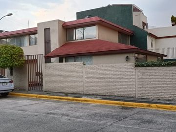 SE RENTA CASA EN SATELITE DENTRO DE UNA CERRADA