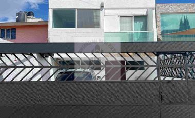 EXCELENTE OPORTUNIDAD DE INVERSIÓN 
VENTA DE CASA A UNAS CUADRAS DE ZAVALETA Y prolongación de la 25 pte  a un lado de la gran bodega a precio de Remate