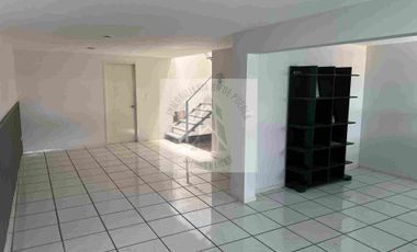 EXCELENTE OPORTUNIDAD DE INVERSIÓN 
VENTA DE CASA A UNAS CUADRAS DE ZAVALETA Y prolongación de la 25 pte  a un lado de la gran bodega a precio de Remate