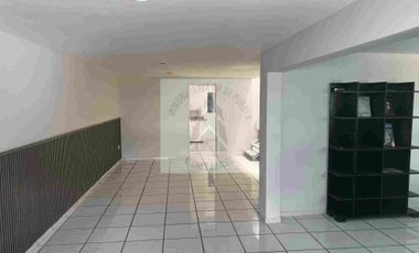 EXCELENTE OPORTUNIDAD DE INVERSIÓN 
VENTA DE CASA A UNAS CUADRAS DE ZAVALETA Y prolongación de la 25 pte  a un lado de la gran bodega a precio de Remate