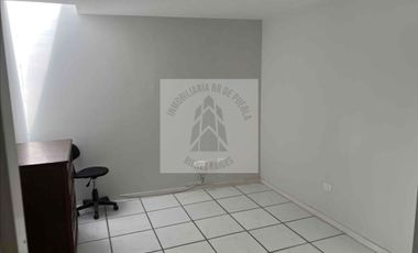 EXCELENTE OPORTUNIDAD DE INVERSIÓN 
VENTA DE CASA A UNAS CUADRAS DE ZAVALETA Y prolongación de la 25 pte  a un lado de la gran bodega a precio de Remate