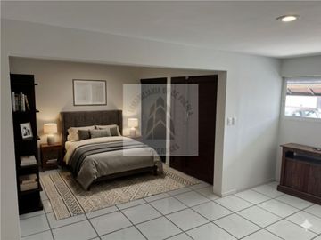 EXCELENTE OPORTUNIDAD DE INVERSIÓN 
VENTA DE CASA A UNAS CUADRAS DE ZAVALETA Y prolongación de la 25 pte  a un lado de la gran bodega a precio de Remate